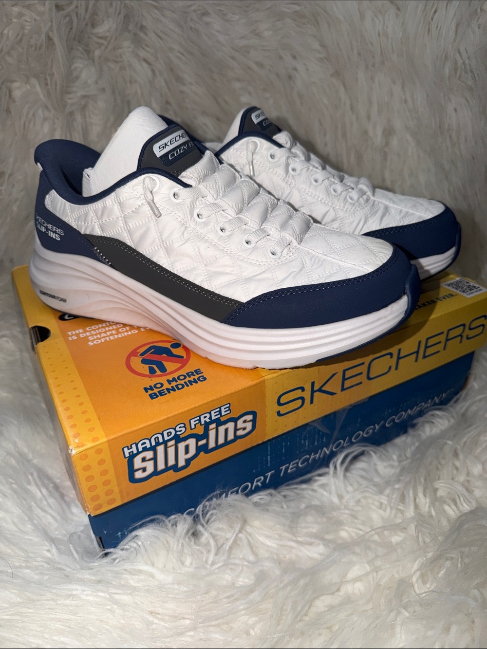 NIB Skechers White, & Navy Slip-On Quilted Walking Shoes Men’s 6.5/Women’s 8